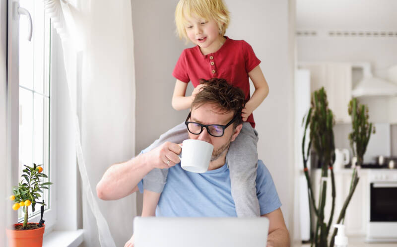 Vater im Homeoffice